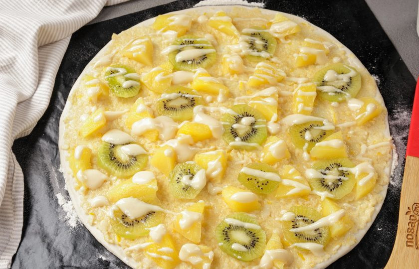 1. Этап. Сладкая пицца с ананасами: Посыпьте фрукты сахаром и полейте сверху оставшимся кремом из сметаны и сгущёнки (он не растекается в духовке). Выпекайте пиццу в духовке при температуре 180 градусов около 20 минут. Я за 5 минут до готовности включила режим гриль, чтобы верх подрумянился.