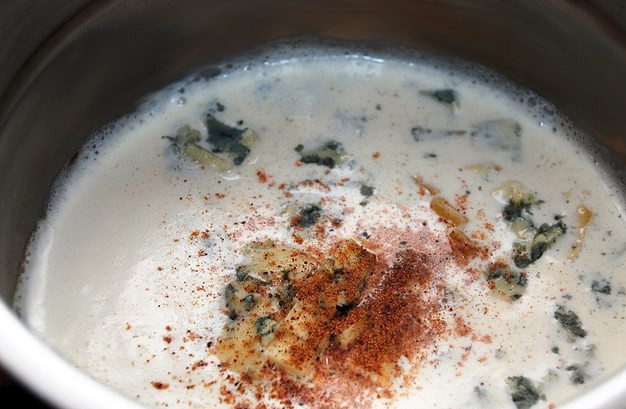 1. Этап. Куриное филе под сливочным соусом: Готовим соус: в кастрюле подогрейте сливки, постепенно добавляя сыр, варите, помешивая минут 10-15. Добавьте мускатный орех (по желанию), специи. Не дайте соусу подгореть.