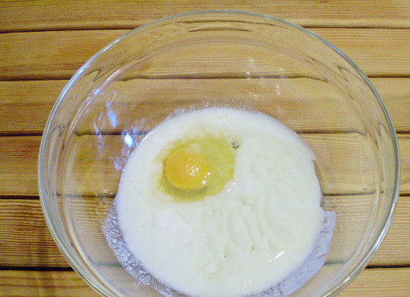 1. Этап. Лепешка с маслом: 2. Соединяем кефир с оливковым маслом, яйцом, сахаром и солью.