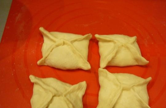 1. Этап. Конвертики с сыром: 7. Аккуратно защипнуть края. Конвертики с сыром в домашних условиях могут быть абсолютно любого размера и формы, все зависит от вашей фантазии и умений.