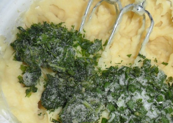 1. Этап. Пюре с зеленью: Потом измельченную зелень.