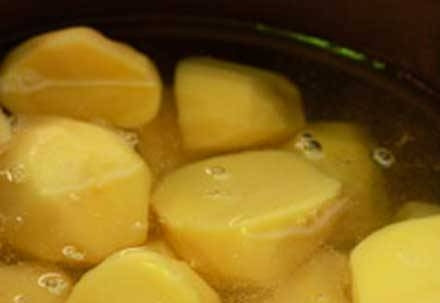 1. Этап. Индейка, фаршированная картофелем и грибами: Картофель, которым мы будем фаршировать индейку, нужно отварить до полуготовности. Поэтому чистим его, нарезаем крупными кусками и отвариваем в слегка подсоленной воде.