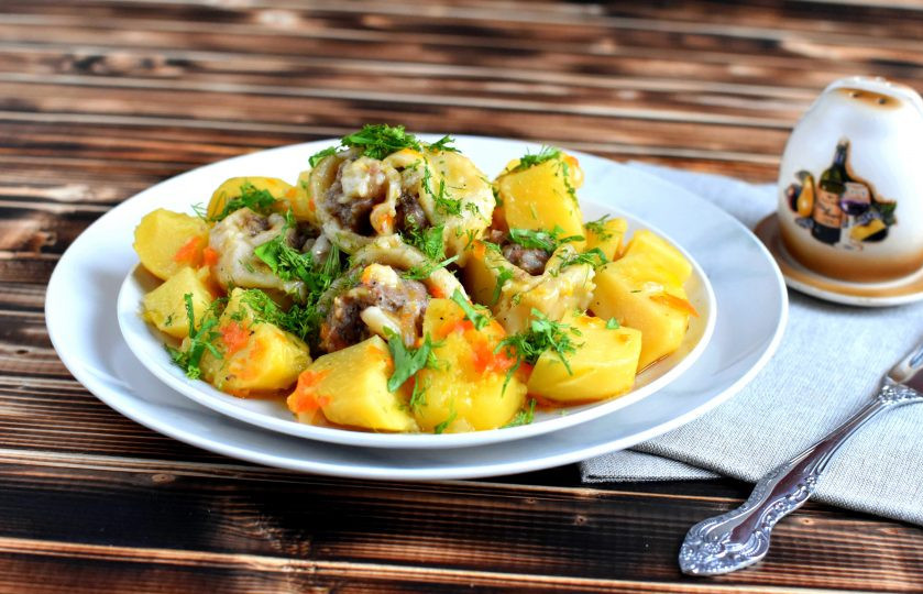 1. Этап. Штрули: Подавайте штрули вместе с картофелем и образовавшейся подливкой горячими. Дополнительно можно подать домашние соленья или острый томатный соус.