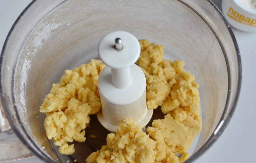 1. Этап. Ванильный сметанник: 4. Осторожно удалите нож, соберите руками тесто в ком.