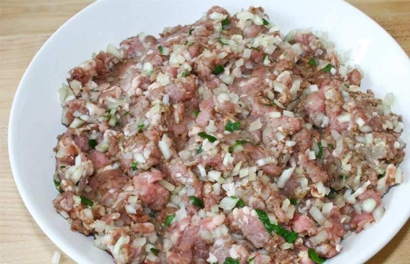 1. Этап. Кебаб из баранины: Если у вас есть возможность, начните делать кебаб из баранины за день. Чтобы оставить фарш мариноваться в специях на ночь. Нарубите лук и чеснок, лучше измельчите в мясорубке или блендером. Порубите мяту, тоже мелко. Смешайте с фаршем все специи, мяту, лук и чеснок и оставьте мариноваться. (Минимум 2 часа).