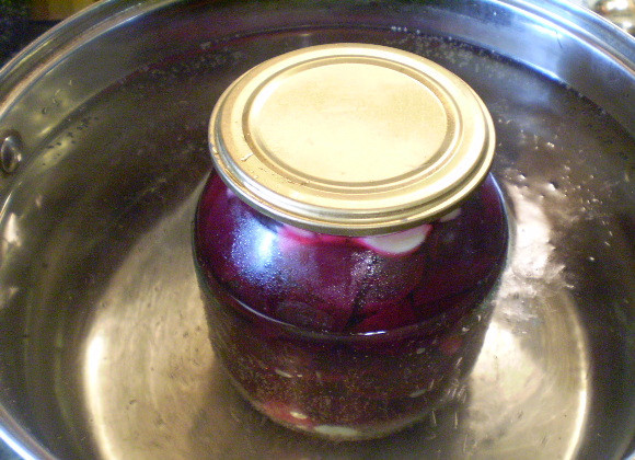 1. Этап. Закатка свеклы: Ставим в кипящую воду и стерилизуем 12 минут с момента закипания воды в кастрюле. После чего закатываем ключом.