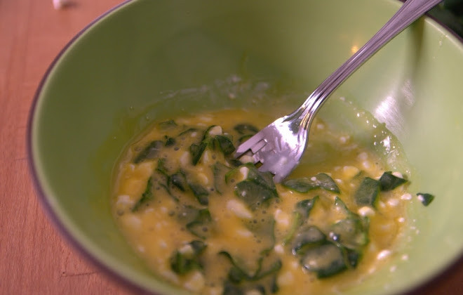 1. Этап. Яичница с творогом: 2. Хорошенько размешайте все вилкой, добавьте щепотку соли.