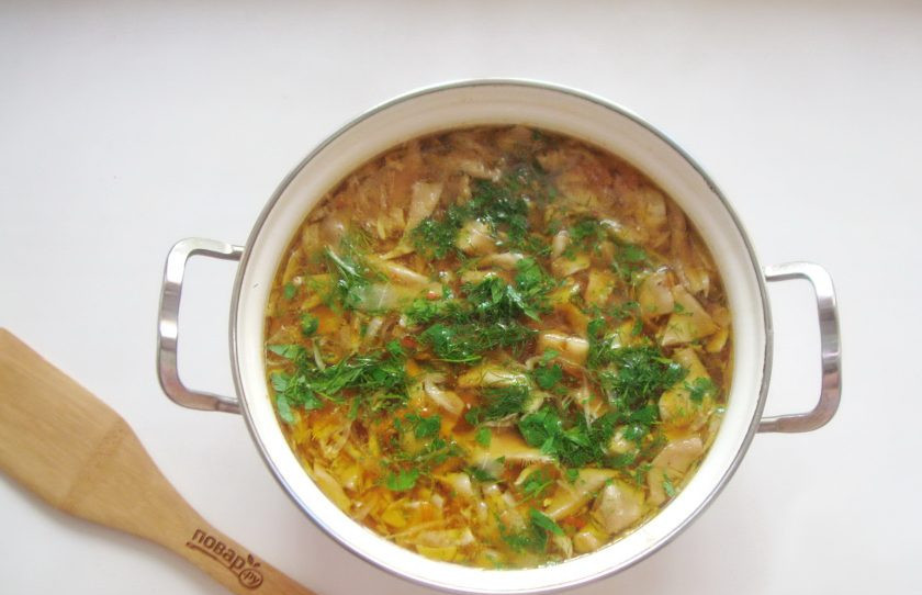 1. Этап. Борщ с вешенками: В готовый борщ добавьте измельченный чеснок и зелень.