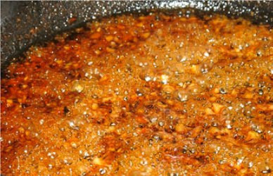 1. Этап. Баклажаны по-мароккански: Теперь берем чистую сковороду и наливаем в нее немного масла, нагреваем его и выкладываем на сковороду чеснок и имбирь, жарим буквально пол минуты. Затем добавляем зиру, острый перец, мед и сок одного лимона, перемешиваем все, вливаем пол стакана кипятка и кипятим эту смесь.