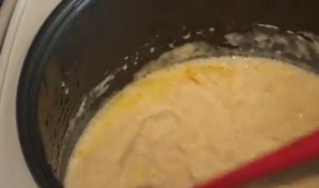 1. Этап. Кукурузная каша в мультиварке: После звукового сигнала об окончании программы выключите мультиварку, откройте крышку и перемешайте кашу. Если каша покажется вам слишком жидкой, закройте крышку и дайте каше настояться в течение получаса.