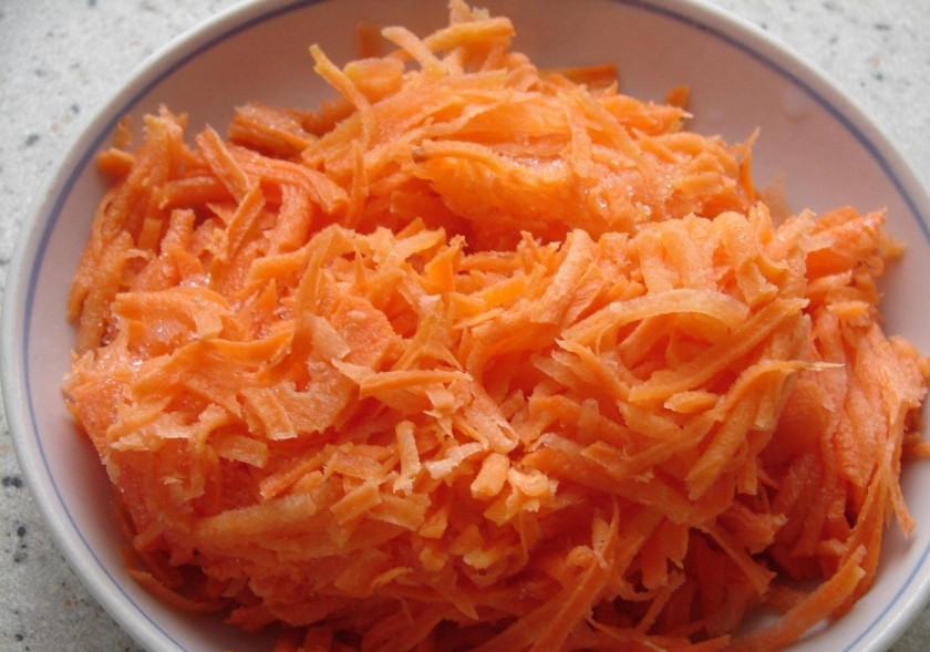 1. Этап. Суп из говядины: 4. Морковь чищу и мою, измельчаю с помощью крупной терки.