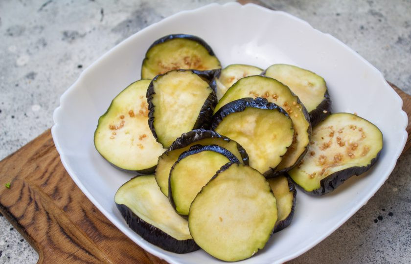 1. Этап. Баклажаны с фаршем по-китайски: По истечении времени, баклажаны промойте и тщательно отожмите, а затем просушите бумажным полотенцем.