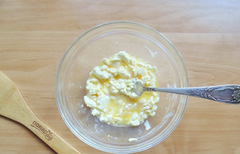 1. Этап. Киш с брокколи и шпинатом: Хорошо перемешайте вилкой. Однородности добиваться не обязательно.