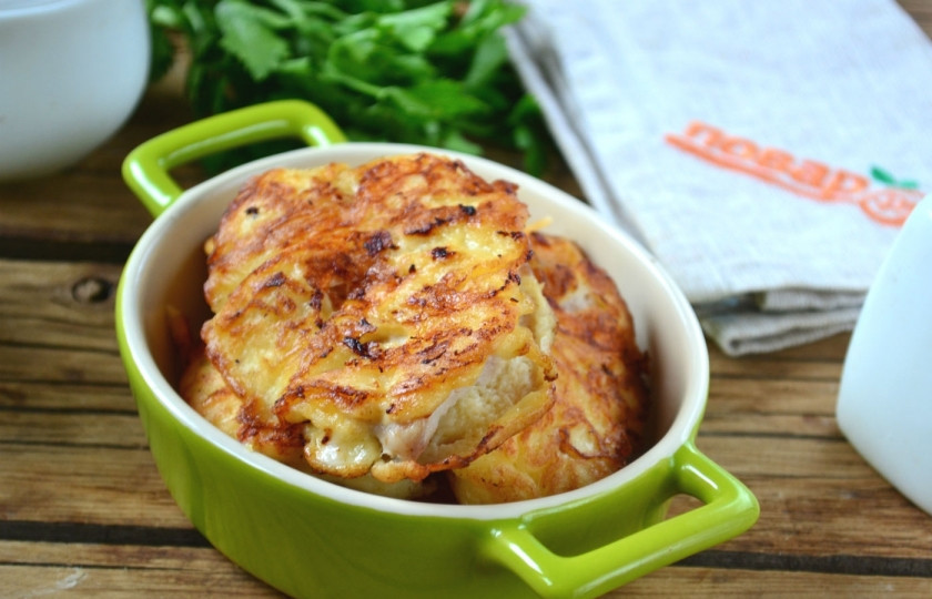 1. Этап. Куриные отбивные в сырном кляре: Куриные отбивные в сырном кляре готовы. Подавайте их с соусом. Приятного аппетита!