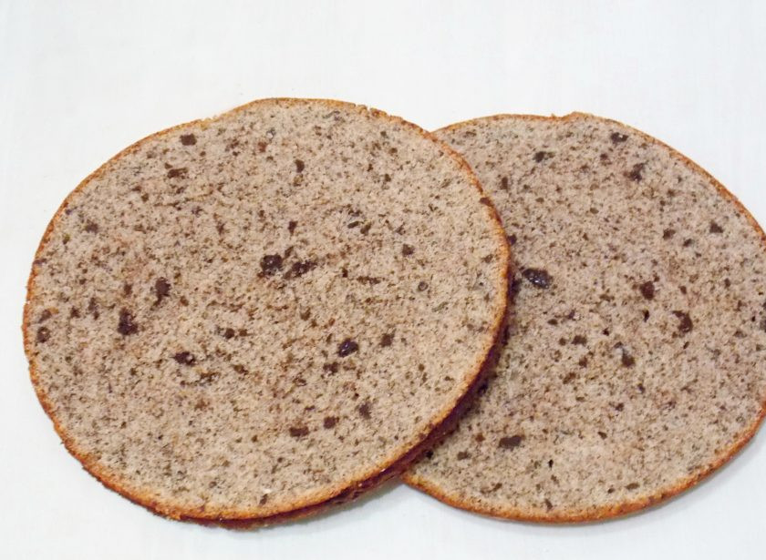 1. Этап. Торт с шоколадной крошкой: Остывший корж извлеките из формы и разрежьте на две ровные половинки.