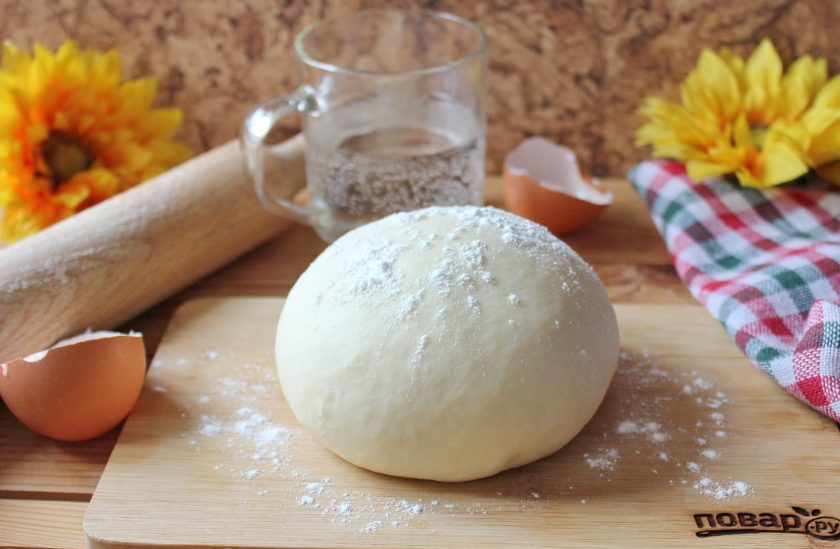 1. Этап. Тесто для вареников на минералке: Накройте тесто салфеткой и дайте ему отдохнуть 15-20 минут. После, тесто будет готово к приготовлению вареников.