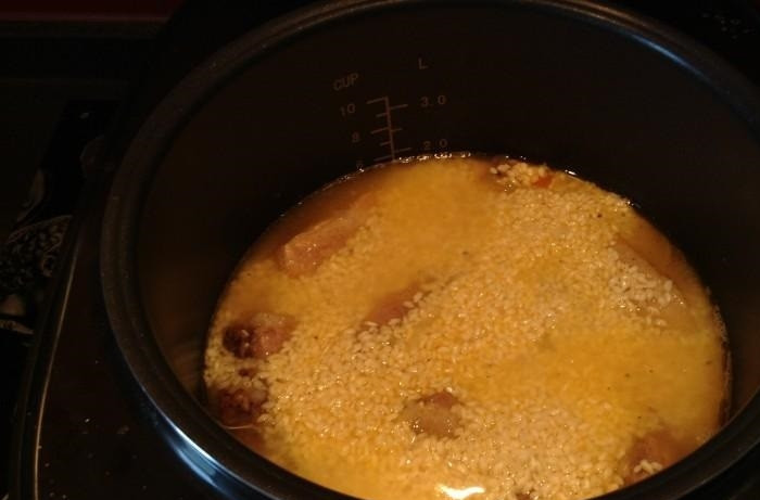 1. Этап. Телячьи ребрышки в мультиварке: 6. За это время промыть рис. После сигнала мультиварки открыть крышку и засыпать рис в чашу. Налить воду так, чтобы покрыло рис. Теперь готовить в режиме 