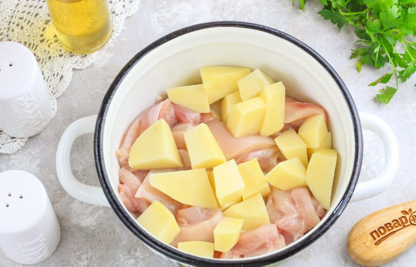 1. Этап. Суп из индейки с зеленым горошком: Промойте филе, нарежьте его порционными кусочками. Нарежьте очищенный картофель средними кубиками и высыпьте все нарезки в кастрюлю или казан.