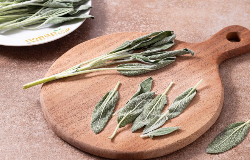 1. Этап. Жареный шалфей: Отделите листья шалфея от стеблей.