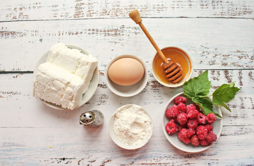 1. Этап. Ленивые вареники с малиной: Подготовьте все необходимые ингредиенты для приготовления ленивых вареников с малиной. Ягоды переберите, сполосните и обсушите.