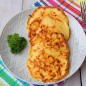 Сырные оладьи Сырные оладьи на сметане нежные, сытные и вкусные, они замечательно подойдут на завтрак для всей семьи. Подавайте со сметаной, медом, нутеллой или свежими фруктами. Такие оладьи готовить довольно просто и быстро, для приготовления берите жирную сметану, когда будете солить учитывайте соленость сыра что бы потом не вышли слишком соленые. Такие оладьи можно подавать и без нечего просто под чай или кофе. Приятного аппетита!!! Подавайте со сметаной в теплом виде. Сковороду хорошо разогрейте с небольшим количество растительного масла. С помощью столовой ложки выложите тесто на сковороду и обжарьте оладьи с обеих сторон до румяного цвета. Всыпьте муку по одной ложке после каждой хорошо перемешивая. Сыр натрите на крупной терке и добавьте в яичную смесь. Посолите по вкусу. Сулугуни можете заменить на любой другой твердый сыр. Яйца смешайте венчиком до однородности со сметаной.