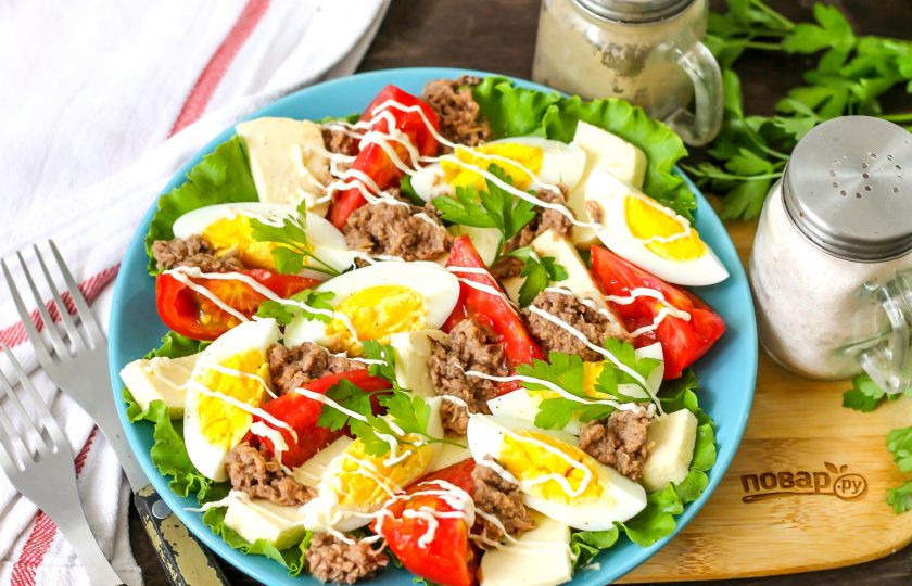 1. Этап. Белковый салат на ужин: Поперчите блюдо, выложите сеточку из майонеза и украсьте свежей зеленью. Подайте к столу.