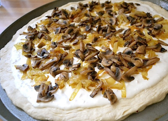 1. Этап. Пицца со сливочным соусом: 10. Посыпьте сверху луком и грибами.