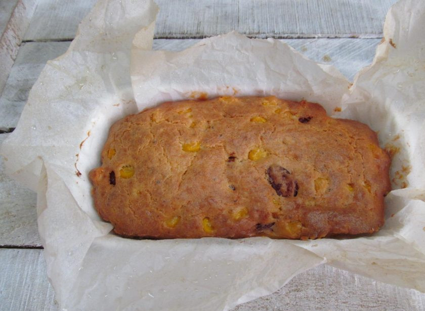 1. Этап. Закусочный кекс с кукурузой, колбасой и пармезаном: Нагреть духовку до 180 градусов и выпекать минут 25-30. По желанию, готовый кекс можно посыпать сыром и вернуть в духовку еще на 5 минут.