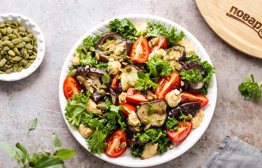 1. Этап. Салат с хумусом: Семечки подсушите на сухой сковороде до легкого золотистого цвета и посыпьте салат перед подачей. Салат с хумусом готов, приятного вам аппетита!