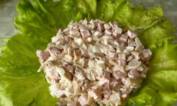 1. Этап. Салат Гнездо глухаря с грибами: Блюдо для подачи украсьте промытыми листьями салата. В центр уложите сам салат.