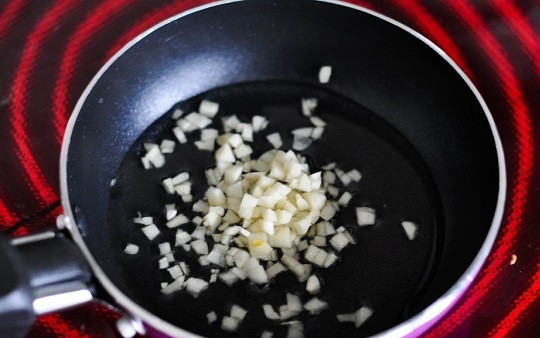 1. Этап. Салат с перцем и манго: 1. На сковороде разогрейте оливковое масло и выложите измельченный чеснок.