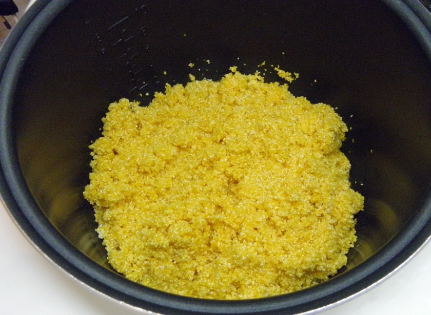 1. Этап. Каша кукурузная на воде: Пересыпьте крупу в кастрюлю мультиварки.