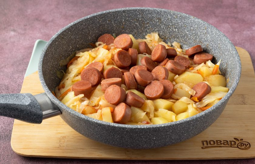 1. Этап. Рагу по-крестьянски: Добавьте жареные сосиски и готовьте все вместе еще 5 минут под крышкой.