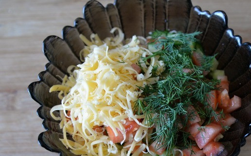 1. Этап. Салат из копчёной индейки Малибу: Добавляем в салат тёртый на тёрке сыр, рубленный укроп.