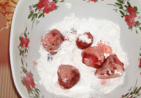 1. Этап. Шарлотка с клубникой в мультиварке: Ягоды обваляйте в крахмале, иначе они потеряют форму.