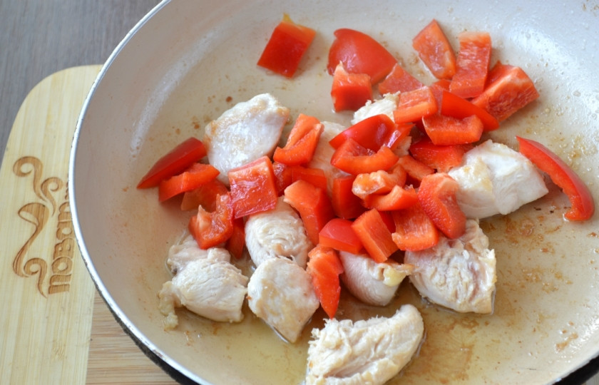1. Этап. Курица в кисло-сладком соусе по-китайски: Добавьте перец к курице, посолите и готовьте до мягкости обоих ингредиентов.