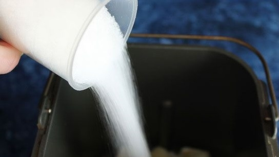 1. Этап. Яблочный джем в хлебопечке: 4. Присыпьте сверху сахаром.