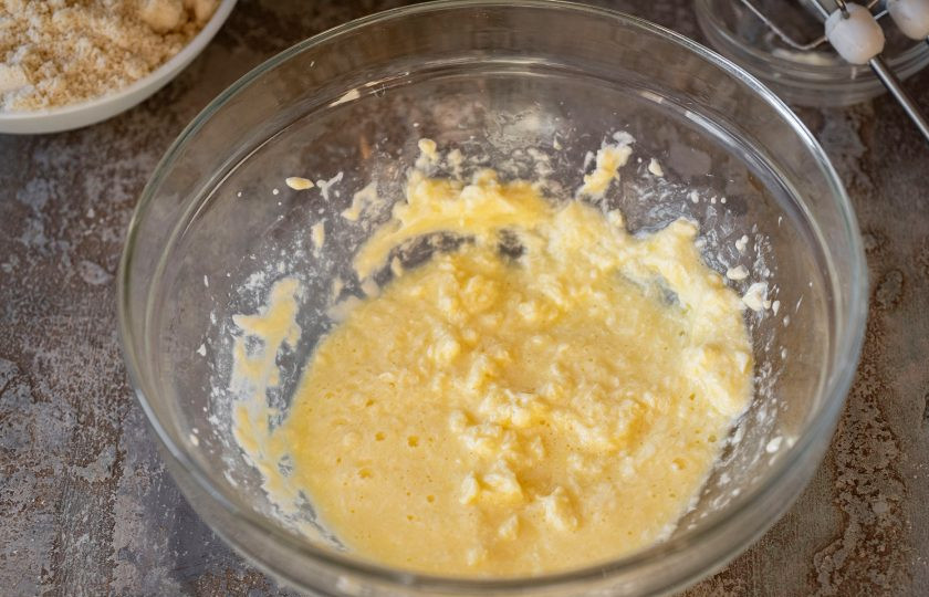 1. Этап. Кето-печенье: Активно взбейте ингредиенты еще раз миксером.