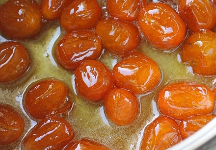 1. Этап. Кандированные кумкваты: 6. Уберите огонь до минимума и оставьте фрукты, пока сироп не уварится.