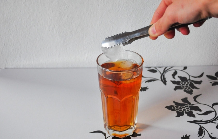 1. Этап. Тайский чай: После того, как весь сахар растворился, бросьте в чай несколько кусочков льда. Чем больше льда, тем холоднее чай. Теперь можете подавать тайский чай к столу.