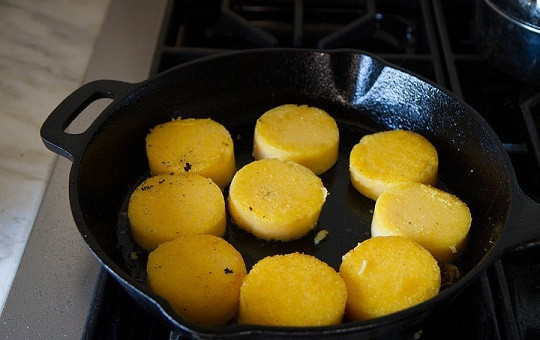 1. Этап. Томатная полента: 2. С помощью выемок или стакана вырежьте кружочки. Выложите на сковороду с хорошо разогретым растительным маслом. Обжарьте с двух сторон на сильном огне буквально по несколько минут.