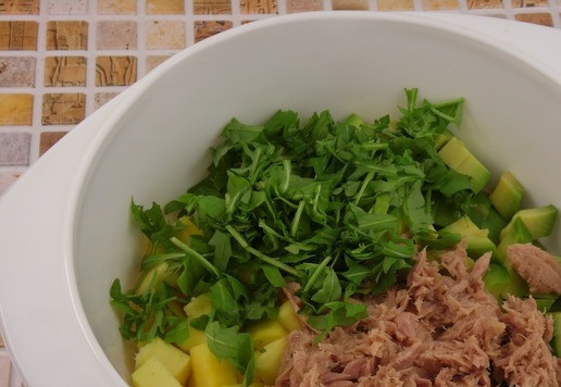 1. Этап. Салат с рисом, тунцом и манго: Из тунца слить жидкость, рукколу крупно нашинковать. Подготовленные продукты добавить в салат.