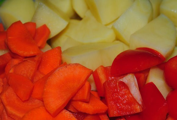 1. Этап. Венгерский гуляш из говядины: Тем временем порежьте картофель, морковку и перец.