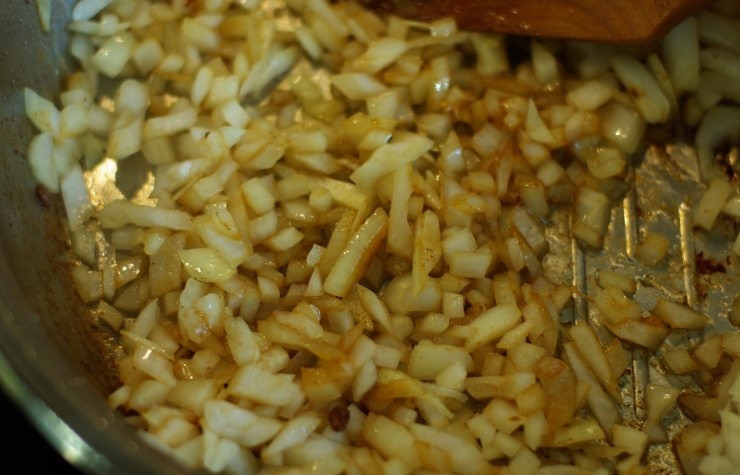 1. Этап. Говядина с грибами в соусе: В той же сковородке, где готовили говядину теперь обжариваем лук.