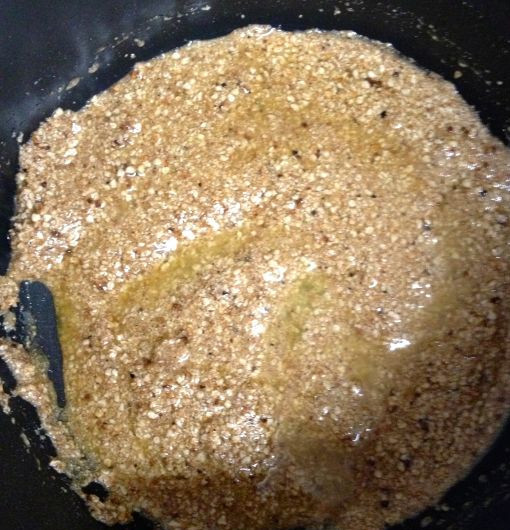 1. Этап. Мусака вегетарианская: Разогреваем оставшееся оливковое масло в кастрюльке, добавляем туда измельченный в блендере кешью и перемешиваем на среднем огне.