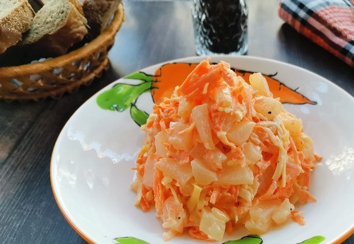 1. Этап. Салат Март: Добавить майонез, соль и чёрный перец. Перемешать.