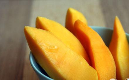 1. Этап. Витаминный напиток из клубники и манго: 3. Свежий манго очистить от кожуры и косточки и порезать на произвольные кусочки. Мороженый манго разморозки не требует.