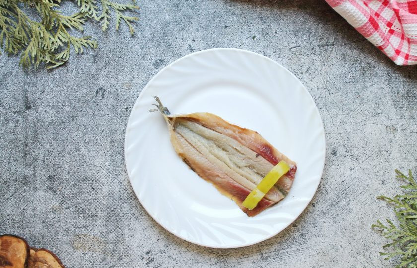 1. Этап. Салака в томате: У болгарского перца удалите плодоножку, семена и порежьте кусочками. Каждую рыбку выложите кожей вниз, посолите, поперчите и выложите по кусочку болгарского перца. Каждую рыбку сверните в рулетик.