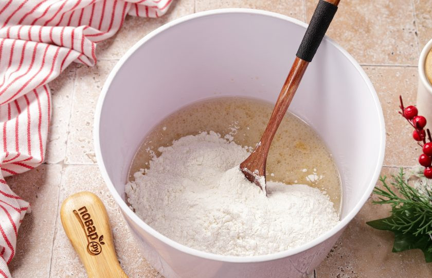 1. Этап. Новогодний пирог Змейка: Затем частями добавьте муку.