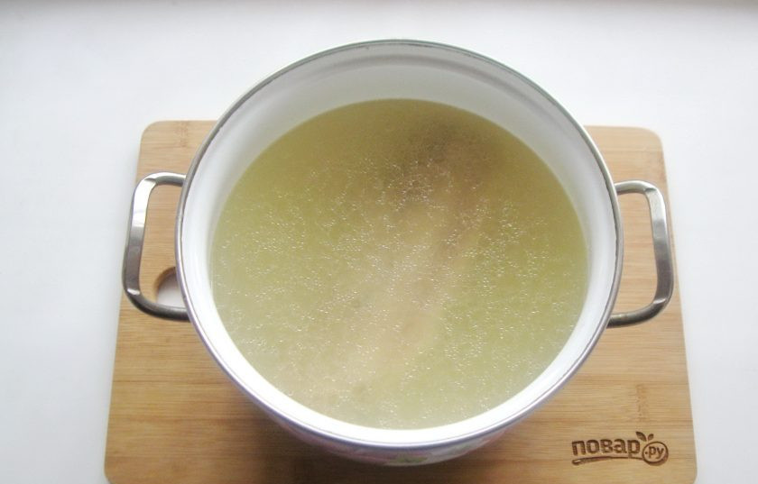 1. Этап. Суп из фасоли с индейкой: Доведите до кипения, огонь убавьте и снимите пену. Варите индейку до готовности.